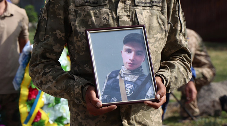У П'ятихатках попрощались із загиблим бійцем Віктором Ляхом