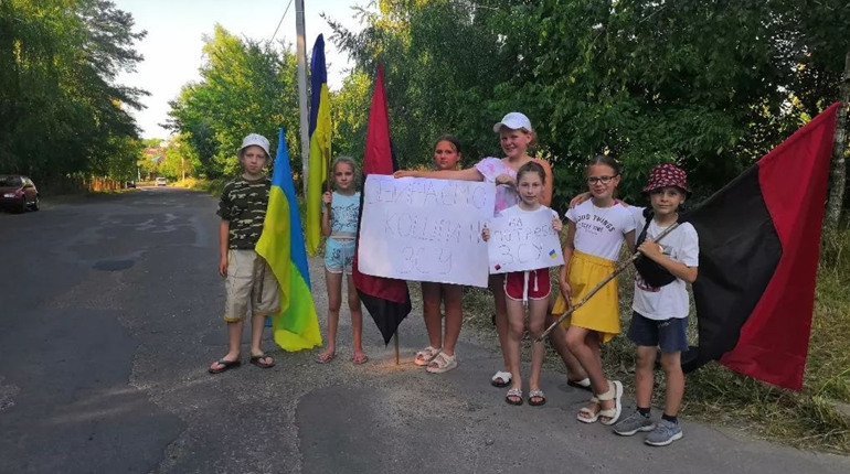 Діти організували символічні блокпости у Дрогобичі та зібрали кошти для ЗСУ