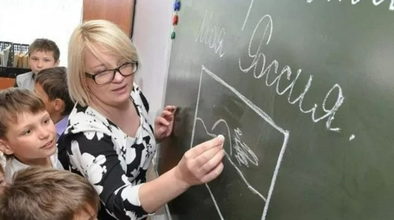 Вчителям-колаборантам росіяни знизять зарплату, порівняно з українськими виплатами