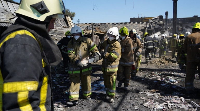 У Кременчуці розібрали завали на місці зруйнованого ТРЦ "Амстор"