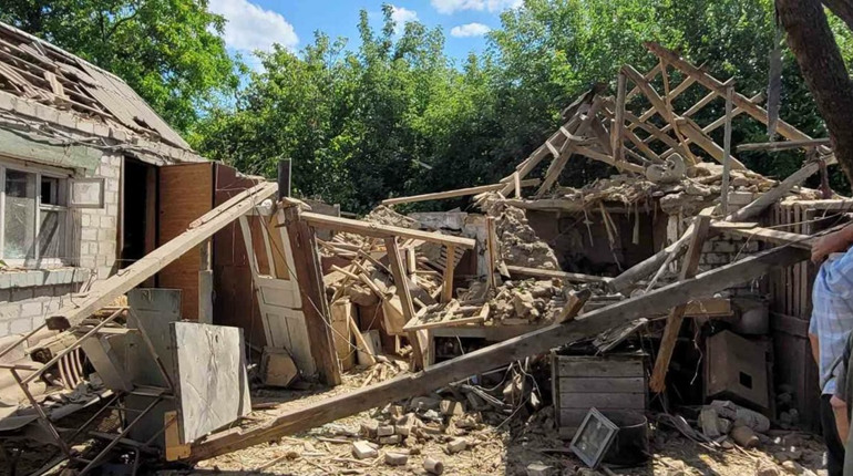 Зруйновані багатоповерхівки, будинки і автомобілі: обстріли та оперативна ситуація на фронті 5 липня