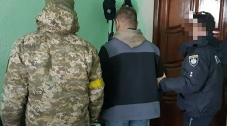 Поліція застерігає: шахраї наживаються на виготовленні документів і схемах переправки через кордон