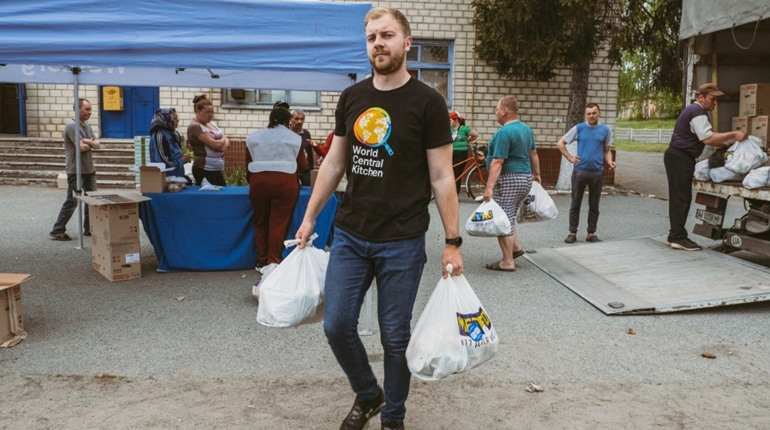 Допомога ВПО у Балті: де американські благодійники видають продуктові набори