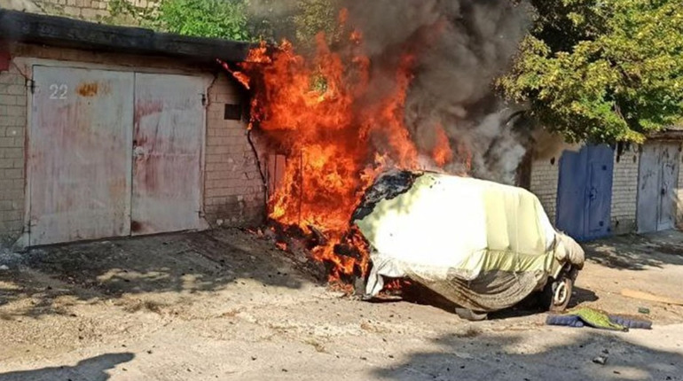 В Южноукраїнську горів гараж і легковий автомобіль