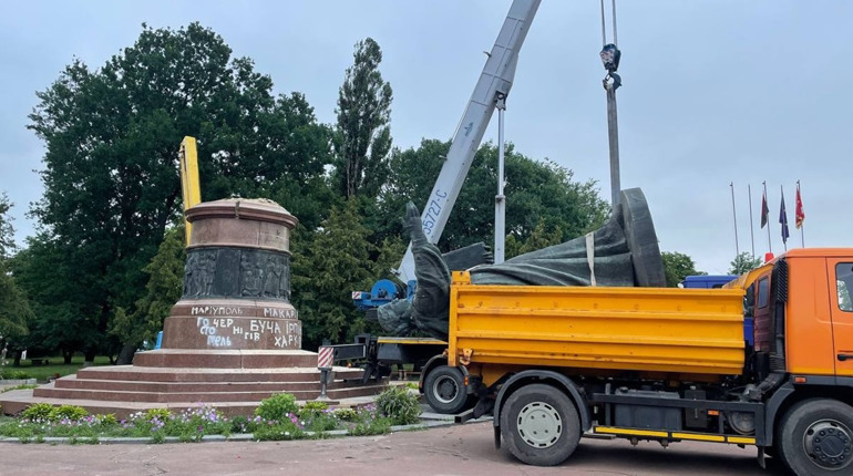 Дружби більше немає — у Переяславі демонтували пам’ятник російської пропаганди