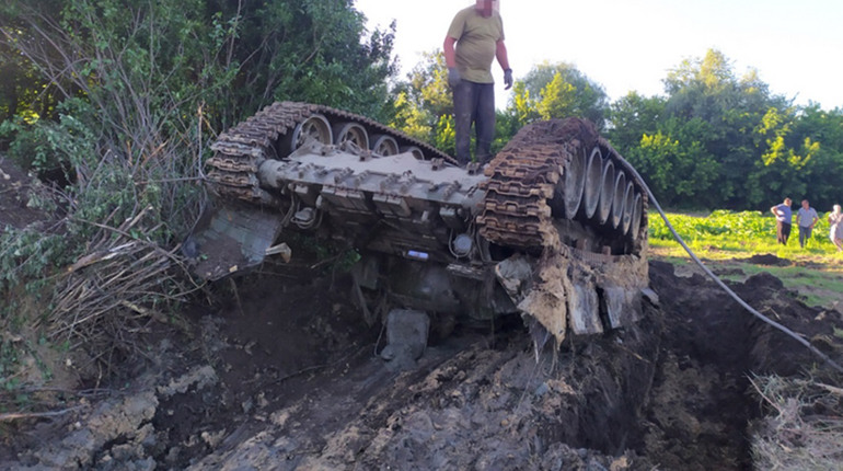На Чернігівщині підняли з дна річки російський танк