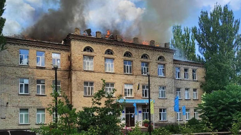 В Красногорівці росіяни поцілили в аграрний технікум. Частина будівлі вигоріла