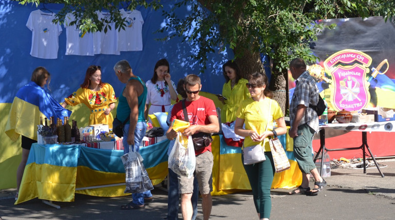 Волонтери влаштували патріотичний благодійний ярмарок, щоб зібрати кошти для захисників