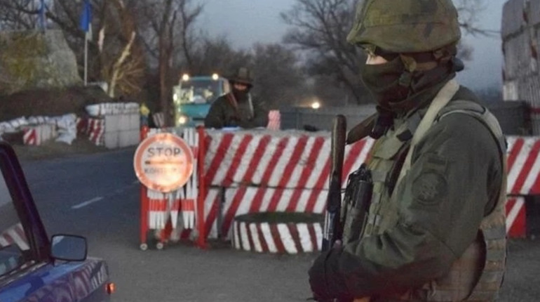 На блокпосту у Мелітополі рашисти вилучають потрібні їм ліки