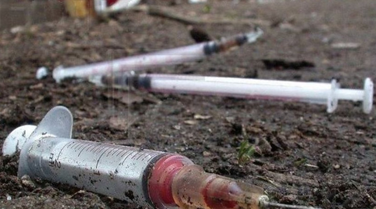 Що робити, якщо дитина поранилась шприцом надворі, - відповідь фахівця