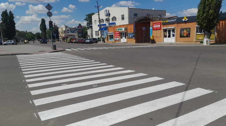 До уваги водіїв та пішоходів: у Біляївці на центральному кругу з'явилися дві "зебри"