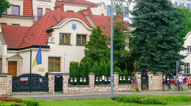 Відвідування консульської установи: реєструємося онлайн на сайті МЗС