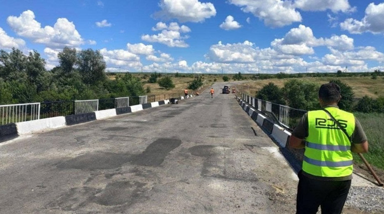 На в'їзді в Жовті Води почали ремонтувати міст: що вже встигли зробити