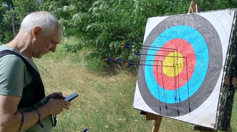 "Все складніше, ніж натягнути тятиву". Жовтоводець Євген вже 4 роки вправляється в стрільбі з лука