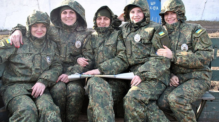 Держава запрошує жінок ставати на військовий облік. Що буде якщо не стануть — розповіли юристи
