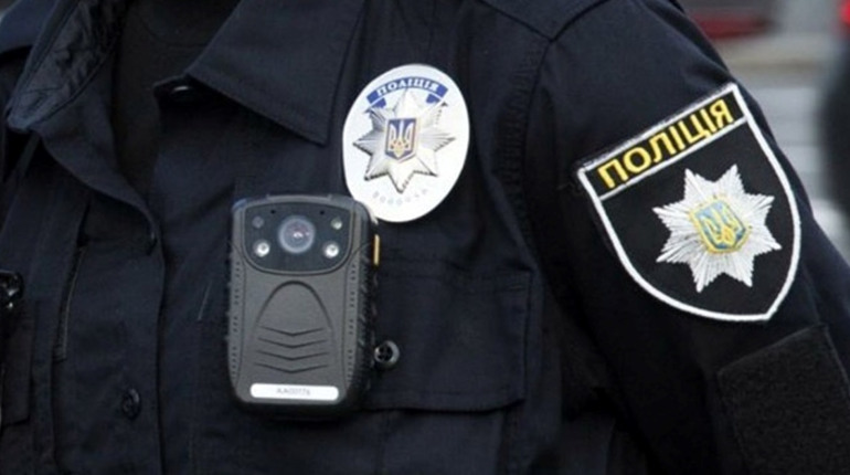 У Старокостянтинові пенсіонерка викрала телефон та гроші