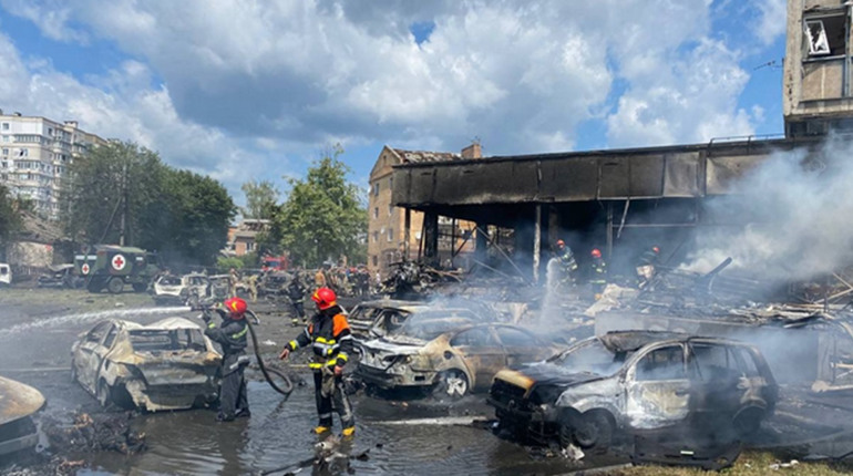 Рятувальники ліквідовують наслідки ворожого обстрілу у Вінниці
