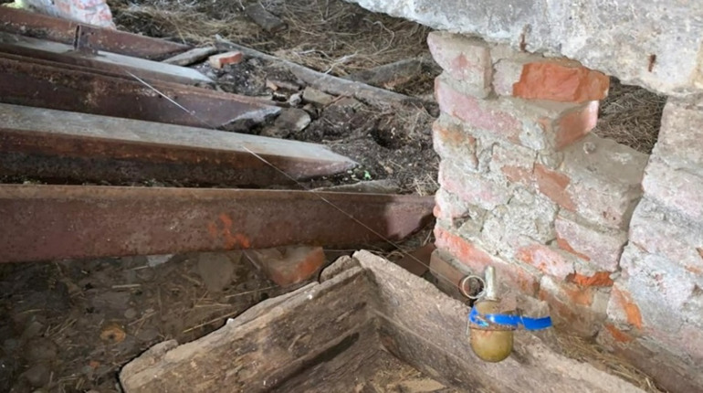 У селі на Чернігівщині виявили російський схрон із боєприпасами та розтяжку