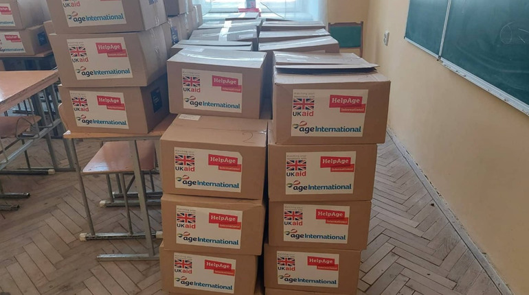 У школах Дрогобича видали продуктову допомогу для переселенців від фонду “Право на захист”