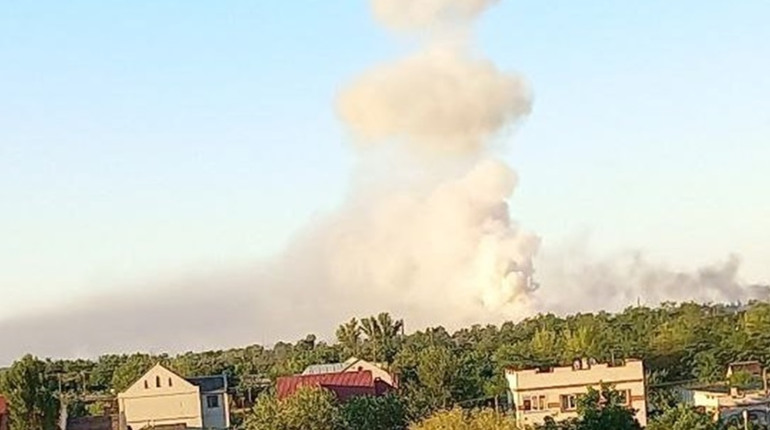 У Новій Каховці пролунали вибухи: горять і детонують боєприпаси окупантів