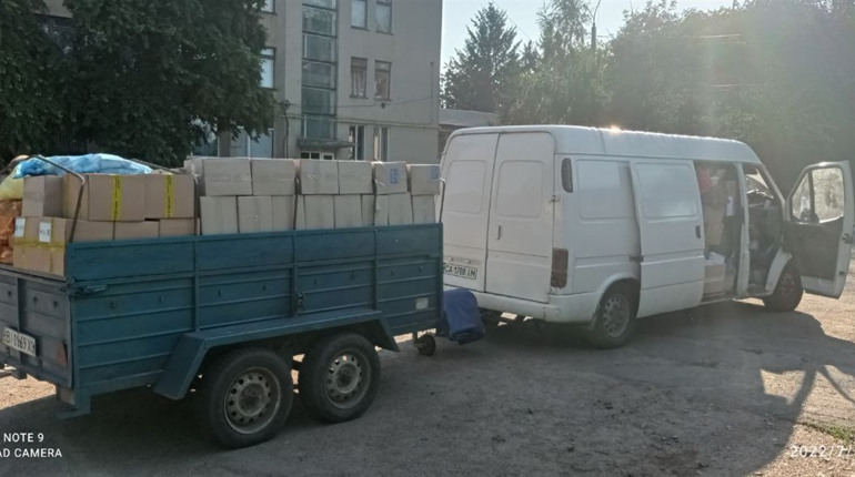 Первомайські волонтери розвозять гуманітарний вантаж обстрілюваною Миколаївщиною