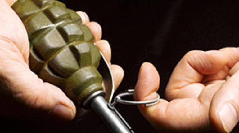 На Сновщині немолодий чоловік прийшов до будинку жінки з гранатою. Що від неї хотів?