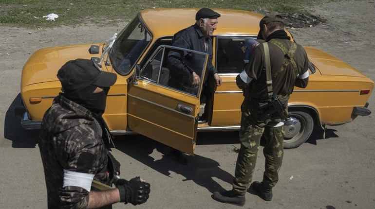 Обшуки на блокпостах та цензура: на окупованій Херсонщині посилюють тиск на місцевих