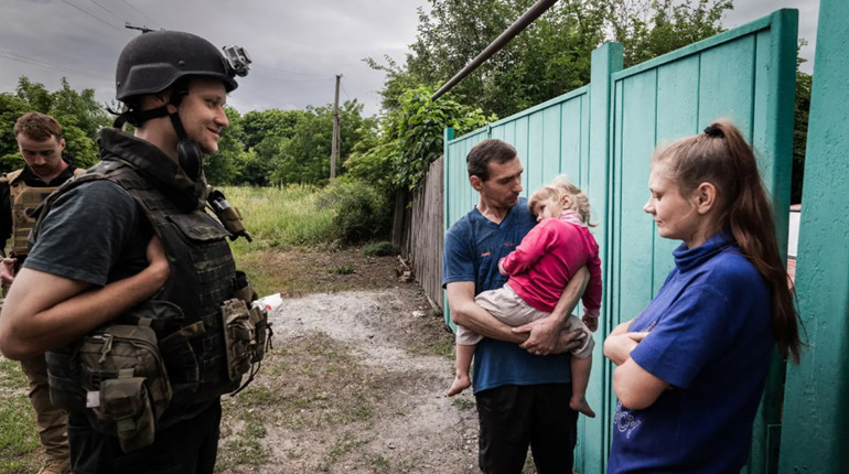 Операція "Евакуація". Як волонтери вмовляють людей виїхати з небезпечних міст
