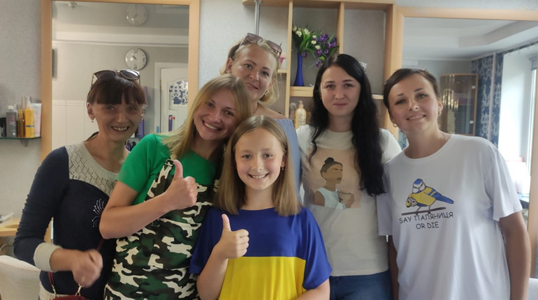 9-річна дівчинка з Шосткинської громади відрізала своє волосся, щоб допомогти ЗСУ