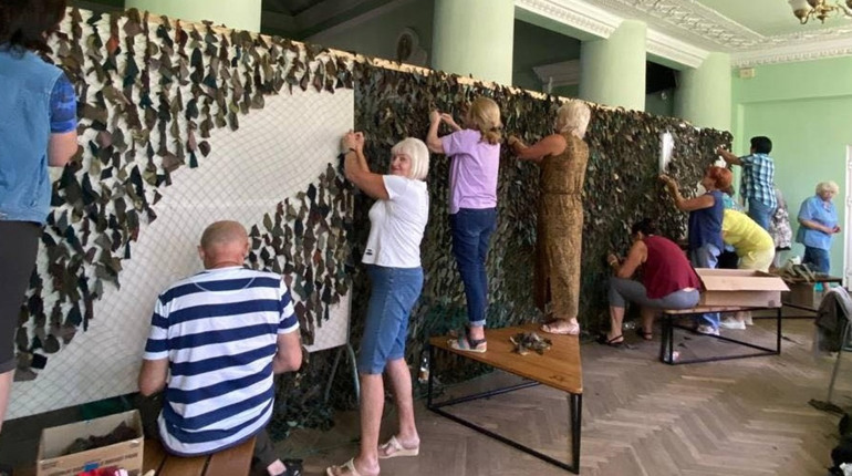 У Дрогобичі переселенці плетуть маскувальні сітки для захисників