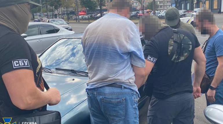 У Кривому Розі затримали посадовця, який коригував вогонь противника по міському аеропорту