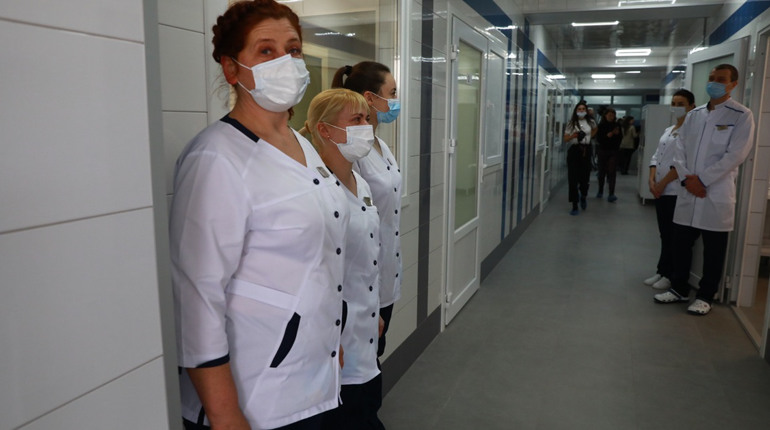 Мелітопольські медики переводять рублі у гривні та віддають їх на допомогу ЗСУ