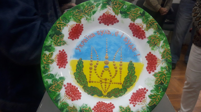 Акрилові візерунки на тарілках: у музеї відкрилася виставка робіт Михайла Рибака
