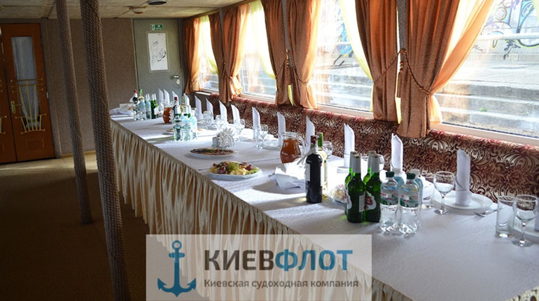 Прокат теплоходів для закритих вечірок