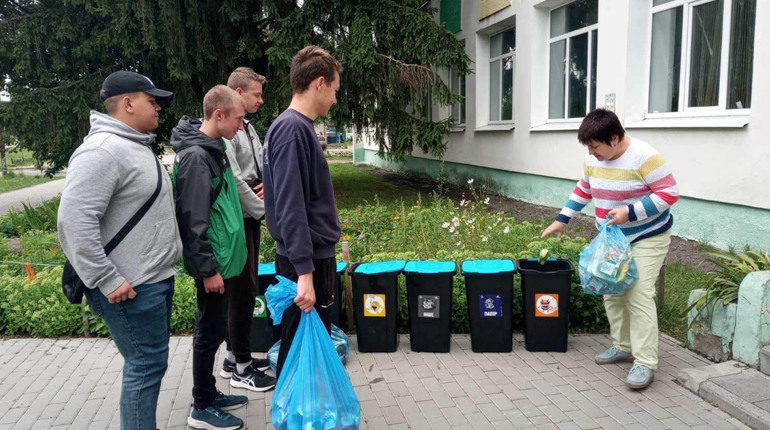 У Шостці волонтери сортують сміття задля екології та нашої перемоги