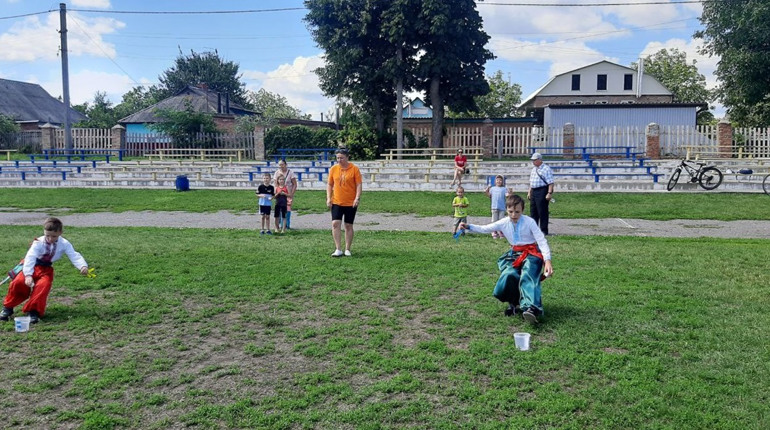 У Гадячі для дітей переселенців влаштували патріотичну зустріч “Козацькому роду нема переводу”