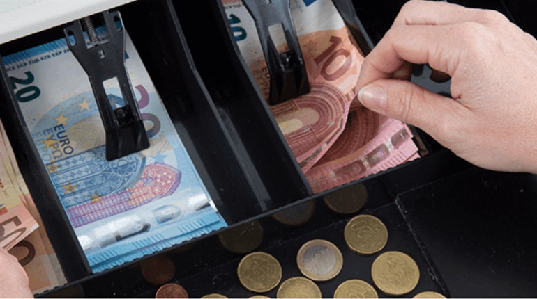 На власні потреби: на Гадяччині продавчиня систематично крала гроші з каси