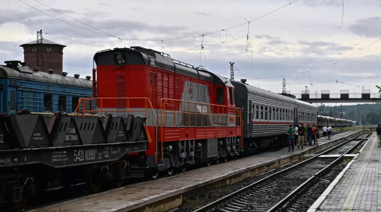 Окупанти роблять “живий щит” з пасажирів дизельного потягу Волноваха-Маріуполь