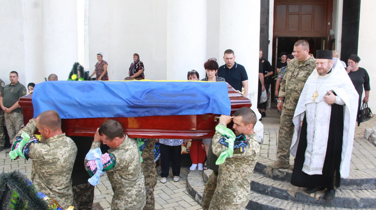 У Ніжині провели в останню путь Захисника України підполковника Володимира Марченка