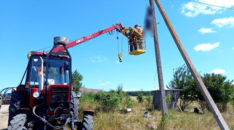 У Подільському районі чоловік заліз на електроопору і загинув
