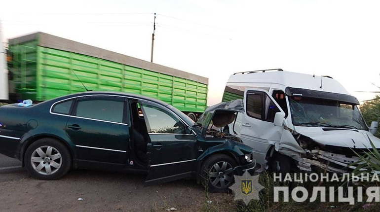 Аварія на трасі Одеса-Рені: біля Маяків легковик зіткнувся з мікроавтобусом, є постраждалі