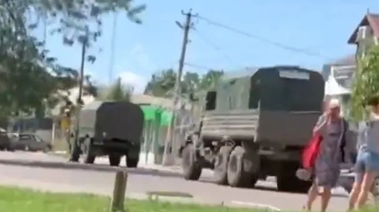 Військова техніка рф з Арабатської Стрілки їде у сторону Криму