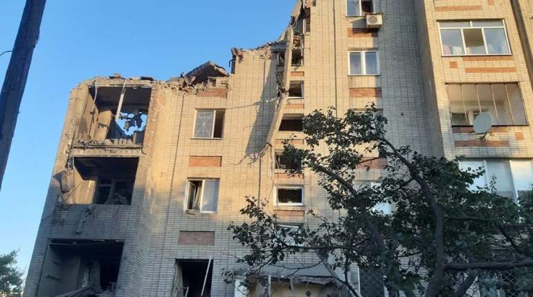 Окупанти вдарили по Торецьку. Зруйновано декілька поверхів житлового будинку