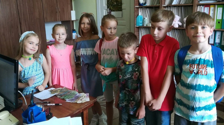 Організували блокпости та плели прикраси: дрогобицькі діти зібрали понад 20 тисяч гривень для ЗСУ