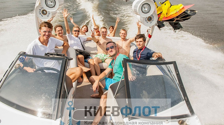 Оренда катера: розважальна програма для партнерів по бізнесу