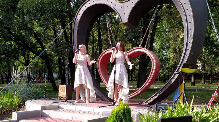 Мітинг, фотозона, розваги і концерт: так відзначили в Южноукраїнську День Української Державності