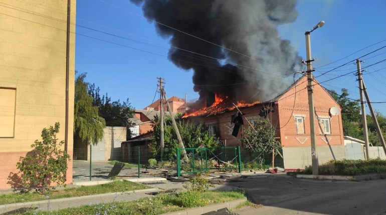 Через ворожі обстріли у Красногорівці згоріли два житлових будинки
