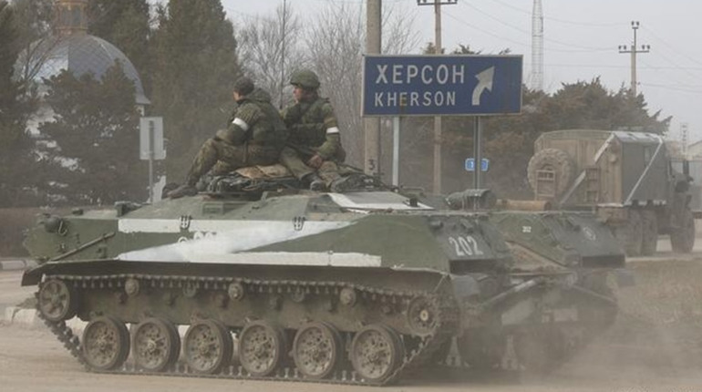 По три-чотири колони техніки щодня везуть окупанти через Мелітополь у бік Херсона