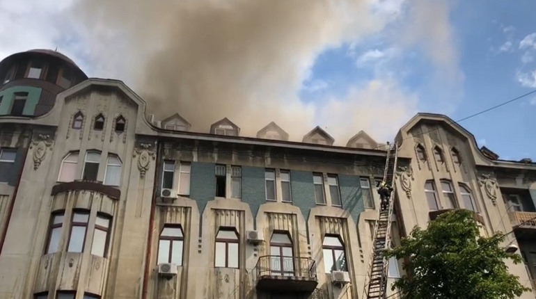 Пожежа у центрі Одеси: вогнеборці рятують пам'ятку архітектури. Фото, відео