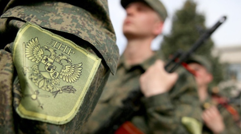 У Старобільську окупанти мобілізують місцевих чоловіків. Про дітей теж не забувають
